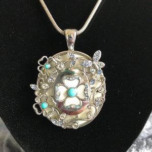 Silver-tone Mother of Pearl Pendant Necklace
