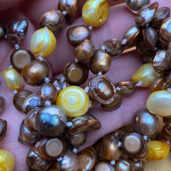 Stunning natural pearl necklace in brown and gold