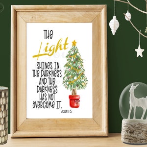 Imagen de Navidad, "La Luz Brilla en la Oscuridad" Juan 1:5 Versículo de la Biblia Imprimible, Imagen de Navidad Cristiana, Señal de Navidad, 5 Tamaños