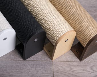 Tiragraffi moderno da parete in corda di sisal, juta o cotone con supporti in legno per gatti di grandi dimensioni. Tiragraffi alto e basso.