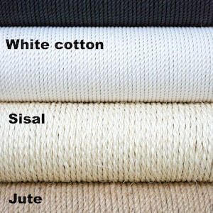 Puede incluir: Primer plano de cuatro tipos diferentes de cuerda: algod&oacute;n negro, algod&oacute;n blanco, sisal y yute. La cuerda est&aacute; enrollada y apilada una encima de la otra. El texto "Buda Pets own space" es visible en la esquina inferior derecha.