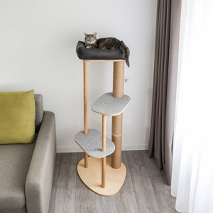 Torre moderna de madera para gatos: escalones de fieltro y poste rascador de sisal.