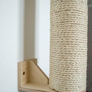 Pu&ograve; includere: Un tiragraffi rivestito in corda beige montato su una parete con una staffa in legno. Il palo &egrave; in legno ed &egrave; avvolto in corda di sisal naturale. La staffa &egrave; in compensato ed &egrave; fissata alla parete con viti. Il palo &egrave; progettato per consentire ai gatti di graffiare e giocare.