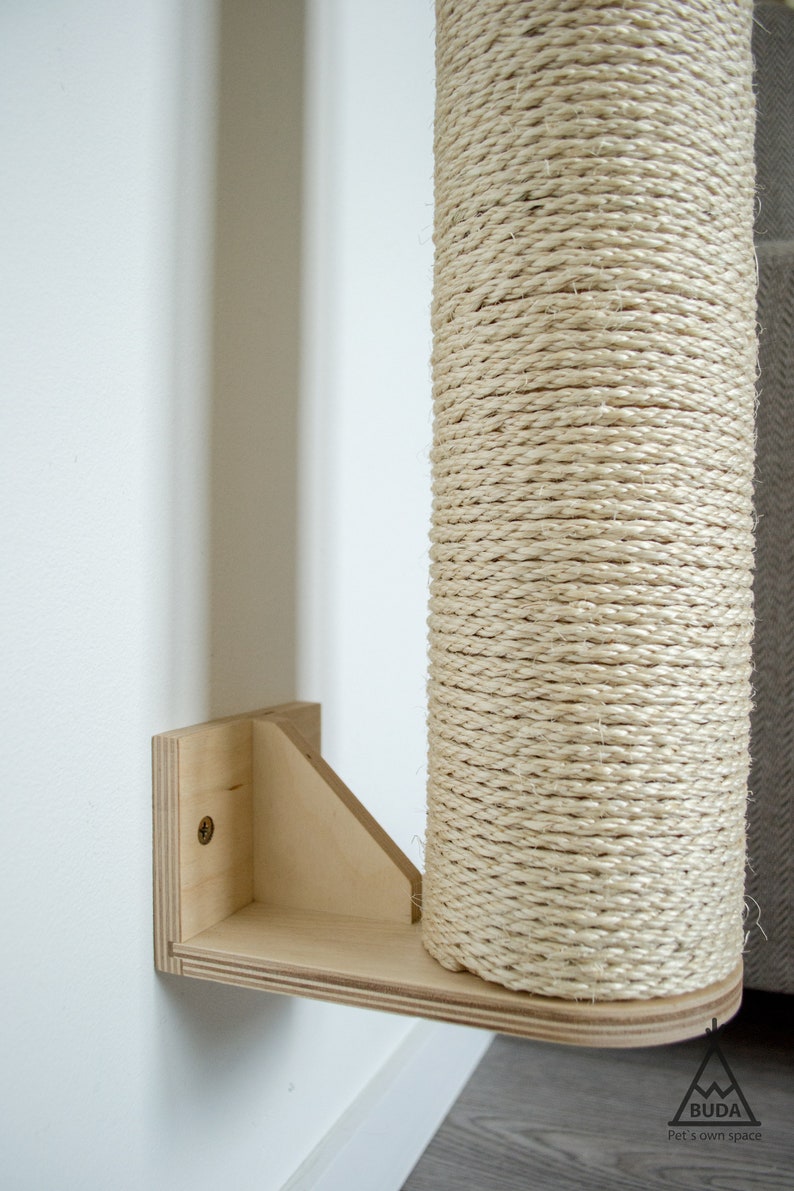 Pu&ograve; includere: Un tiragraffi rivestito in corda beige montato su una parete con una staffa in legno. Il palo &egrave; in legno ed &egrave; avvolto in corda di sisal naturale. La staffa &egrave; in compensato ed &egrave; fissata alla parete con viti. Il palo &egrave; progettato per consentire ai gatti di graffiare e giocare.