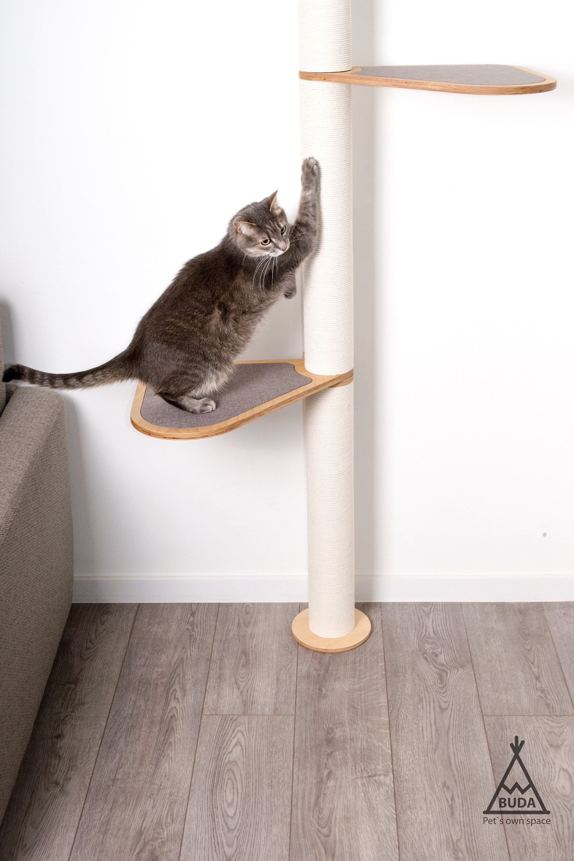 Tiragraffi A L Per Gatti Happy &amp; Polly &ndash; Alto 66 Cm, In Cartone Robusto, Si Mette All'angolo O Vicino Al Muro, Protegge Divani E Poltrone, Con Pallina Con Campanella