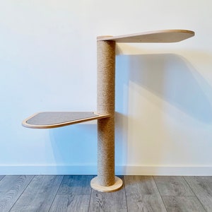 Puede incluir: Un &aacute;rbol para gatos con dos plataformas y un poste cubierto de sisal. Las plataformas son de madera y tienen un acabado marr&oacute;n claro. El poste est&aacute; envuelto en cuerda de sisal natural.