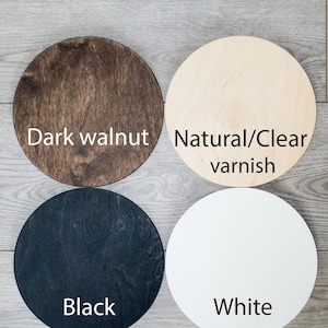 Pode incluir: Quatro discos redondos de madeira em diferentes cores: noz escura, verniz natural/transparente, preto e branco.
