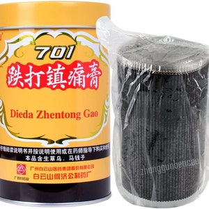 Könnte beinhalten: Eine gelbe Blechdose mit schwarzen und roten chinesischen Schriftzeichen und dem Text "701 Dieda Zhentong Gao" auf der Vorderseite. Die Dose ist in durchsichtige Plastikfolie verpackt und hat ein schwarz-weißes Etikett mit dem Text "zhongguobencao".