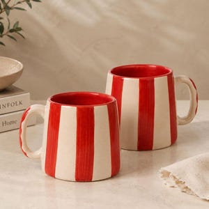 Handgjorda keramiska muggar, set om 2 | Röd- och vitrandiga kaffemuggar | Modern kökspresent
