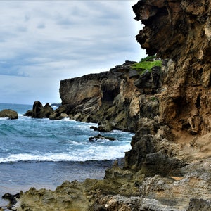 Rocky Shoreline Hawaii - Canvas 24x36