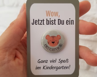 Kindergartenkind / Kita Kind / Krippe - Button "Tiger" mit süßem Kärtchen - Geschenk für perfekten Kindergartenstart oder die Eingewöhnung!