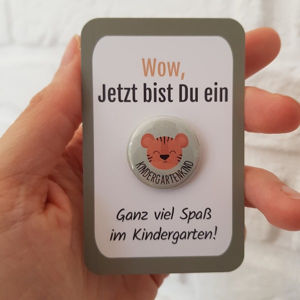Kindergartenkind / Kita Kind / Krippe - Button "Tiger" mit süßem Kärtchen - Geschenk für perfekten Kindergartenstart oder die Eingewöhnung!