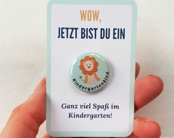 Kindergartenkind / Kita Kind / Krippe - Button "Löwe" mit süßem Kärtchen - Geschenk für perfekten Kindergartenstart oder die Eingewöhnung!