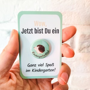 Kindergartenkind Geschenk - Button "Igel" mit süßem Kärtchen OHNE NADEL - Geschenk für perfekten Kindergartenstart für Kita & Krippe Kinder
