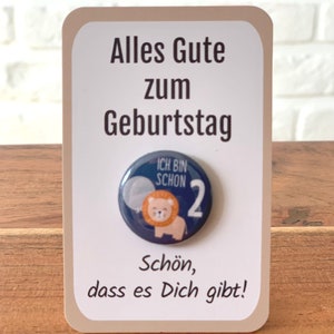 Geschenk 2 Geburtstag Button OHNE Nadel Geschenkidee Kind 2 Jahre alt Geburtstag Anstecker 2 Junge Geburtstagsgeschenk Mädchen 2 Jahre Idee