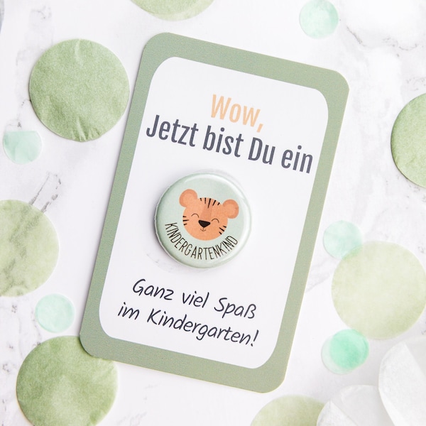 Kindergartenkind Geschenk - Button "Tiger" mit süßem Kärtchen OHNE NADEL - Geschenk für perfekten Kindergartenstart für Kita & Krippe Kinder