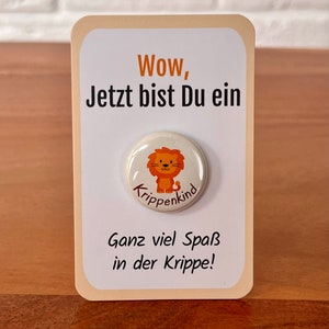 Bouton cadeau enfant crèche "Lion" SANS aiguille avec carte douce pour les enfants fiers de la crèche - cadeau pour une rentrée parfaite à la maternelle