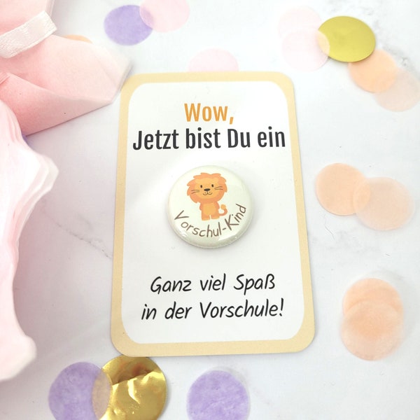 Vorschulkind Geschenk - Button "Löwe" mit süßem Kärtchen OHNE NADEL - Geschenk für stolze Vorschulkinder für Kita & Kindergarten Kinder