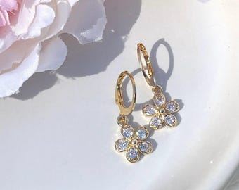 Boucles d'oreilles Huggie Sleeper en plaqué or 18 carats avec fleur d'oxyde de zirconium - Bijoux pour enfants - Boucles d'oreilles bouquetières