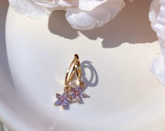 Petites boucles d'oreilles délicates lilas fleurs en cristal violet plaquées or 18 carats Huggie Sleeper