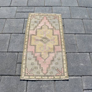 Pequeno tapete turco vintage de lã: capacho Oushak rosa (51,8 x 1,03 m)