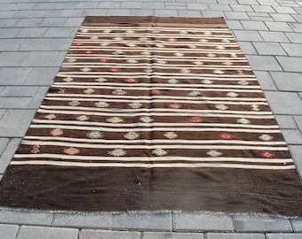 Alfombra Kilim vintage de pelo de cabra de 5x8: alfombra turca de granja a rayas