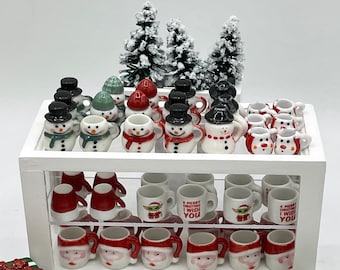 Tienda de tazas navideñas en miniatura ~ Mini tazas de muñeco de nieve con sombreros ~ Mini tazas de Papá Noel ~ Mini tazas rojas y blancas con plato de acebo.