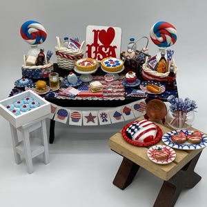 Miniatur Juli 4.Picknick-Spaß ~ Mini-Picknick-Körbe ~ Mini-Süßigkeiten ~ Mini rot, weiß und blau