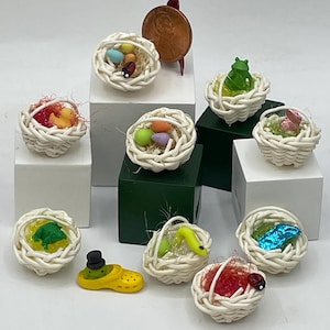 Winziges Osterkörbchen aller Zeiten!~Mini Osterkörbchen ist kleiner als ein Penny~Fügen Sie Minitiere, Schokoladenhasen oder Ostereier hinzu