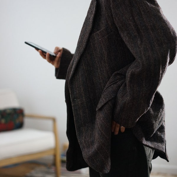 Couleur chocolat surdimensionnée avec blazer en laine rayée / Harris Tweed