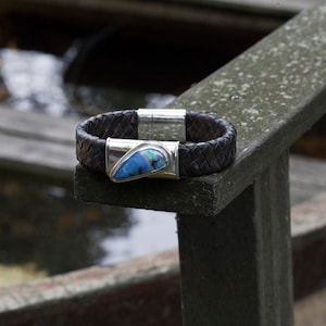 YINDI - Boulder Opal en plata de ley 925, una pulsera trenzada de cuero marrón con un broche de plata. ¡Diseño único y único!