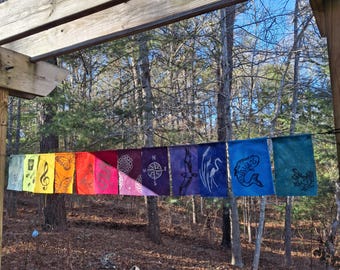 Handgefärbte Baumwollgebetsfahnen mit Symbolen