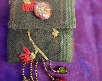 Handbestickte Wolle Amulett Tasche mit böhmischen Glasknopf