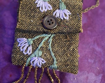 Handgenähte Tasche mit Amulett aus Leinen: Böhmische Glasperlen, Messingkette