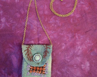 Handbestickte Wolle Amulett Tasche: Glasperlen, Messingkette