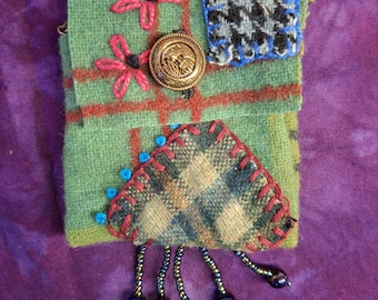 Handbestickte Wolle Amulett Tasche mit antikem Knopf