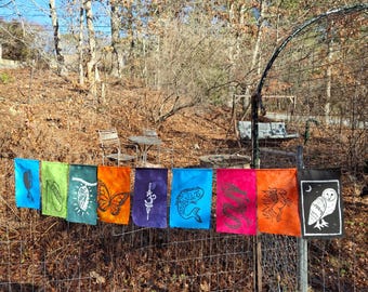 Handgefärbte Baumwollgebetsfahnen mit geschnitzten Symbolen
