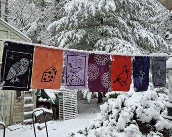 Handgefärbte Baumwollgebetsfahnen mit geschnitzten Symbolen