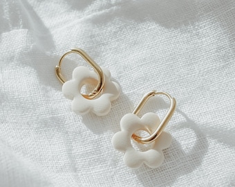 SPRING LOVER BEIGE | Polymer clay hoop earrings with flower pendants