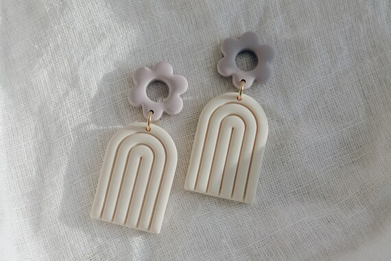 FLOWER RAINBWO | Ohrringe aus Polymerclay mit Blumenmotiv in Beige und Lavendel