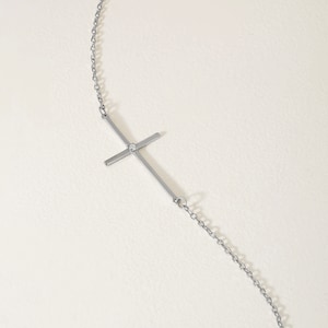 Pulsera de cruz de diamantes en oro macizo de 14 quilates: joyería cristiana de lado