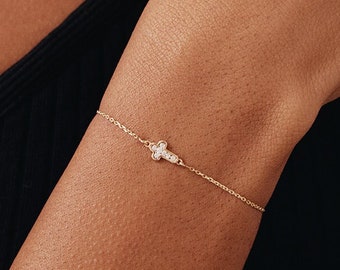 Pulsera de cruz de diamantes en oro macizo de 14 quilates: delicada joyería religiosa
