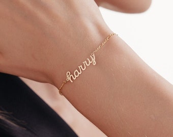Benutzerdefiniertes Namensbuchstaben-Armband aus 14-karätigem Massivgold | Zierliches Figaro-Kettenarmband für Damen | 14K Echtgold personalisierter Schmuck | Individuelles Geschenk