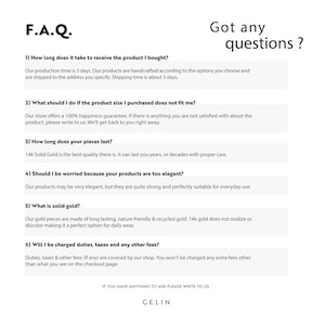Pu&ograve; includere: Sfondo bianco con testo nero, tra cui "F.A.Q." e "Got any questions?". Il testo risponde alle domande frequenti sulla cura del prodotto, la spedizione e i materiali, come l'oro massiccio 14 carati.