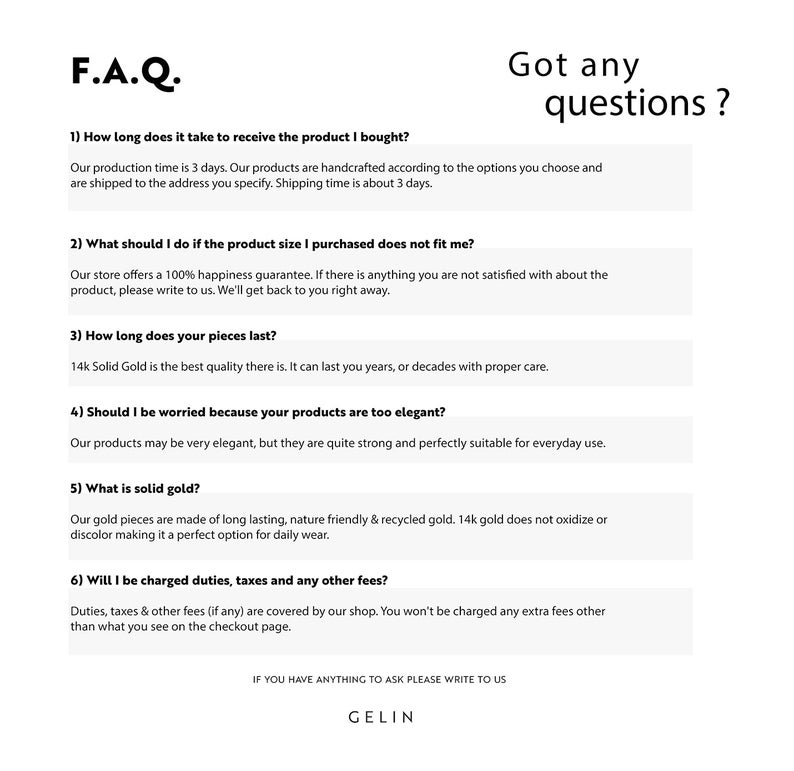 Pu&ograve; includere: Sfondo bianco con testo nero, tra cui "F.A.Q." e "Got any questions?". Il testo risponde alle domande frequenti sulla cura del prodotto, la spedizione e i materiali, come l'oro massiccio 14 carati.
