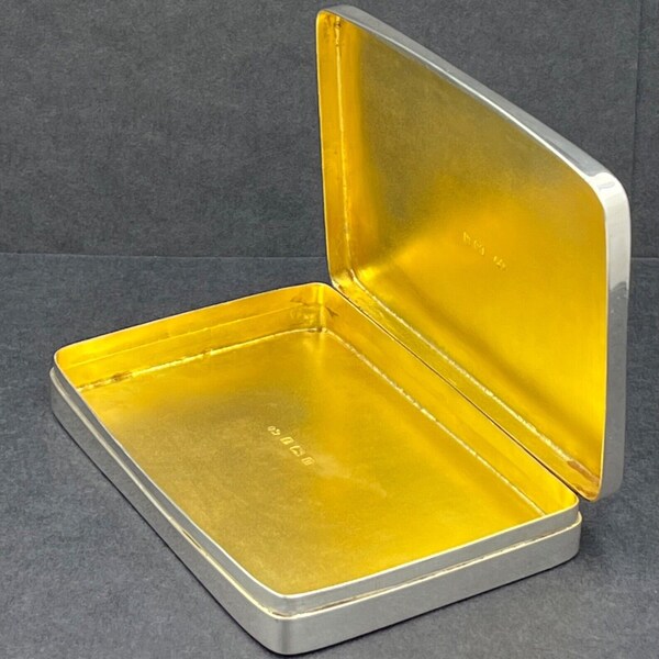 Una caja / caja de cigarrillos plateada pesada de buena calidad se adapta a los cigarrillos modernos 1900