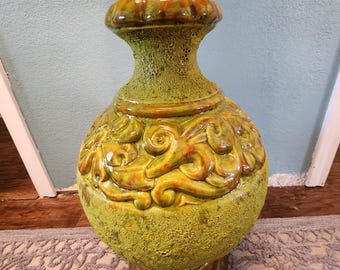 Duża, zabytkowa, ceramiczna lampa stołowa w kolorze zielonego awokado – styl mid-century modern, lata 60. i 70. XX wieku – teksturowany, kwiatowy relief – klosz MCM Retro-Vintage