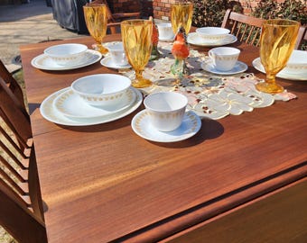 Juego de comedor Craddock de estilo moderno de mediados de siglo con patas de tijera / Mesa abatible de nogal restaurada, 6 sillas a juego y 2 extensiones / Estilo MCM Trans-Era