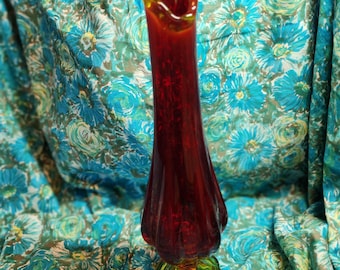 Jarrón MCM L.E. Smith Amberina Swinged de 31,75 cm con base de seis pétalos y acabado en naranja cadmio.