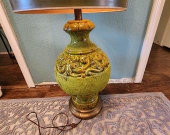 Lámpara de mesa grande de cerámica verde aguacate – Estilo retro MCM con textura floral